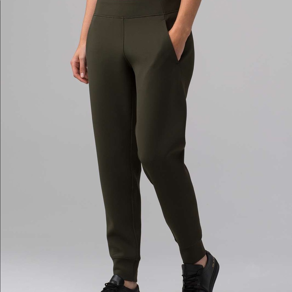 Lululemon Embrace the Space Jogger